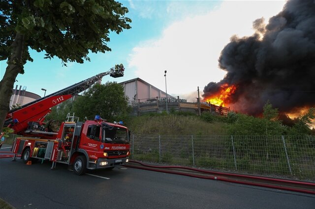 <p>
	Im Folgenden weitere Bilder vom Brand bei der Pyral AG...</p>
