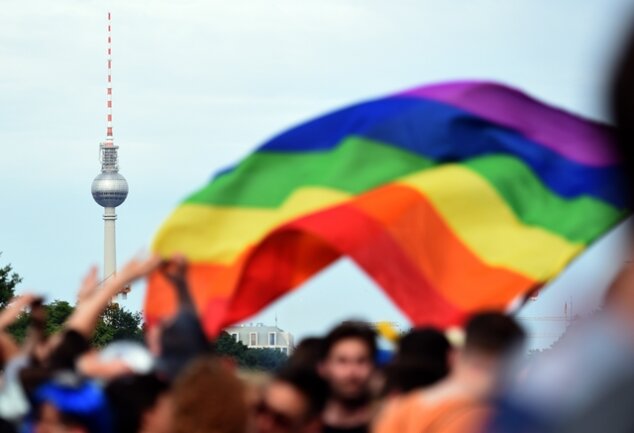 <p>
	C wie CSD: Karneval im Sommer? Viele Städte haben Homoparaden. Mit der Debatte um die Ehe für alle gibt es zurzeit ein aktuelles Thema.</p>
