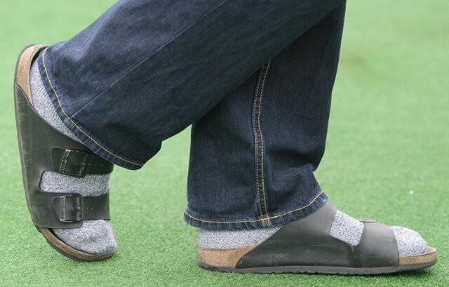 <p>
	S wie Socken: Socken in Sandalen - die typische Modesünde des Deutschen scheint auszusterben. Ein Volk wird stilsicherer?</p>
