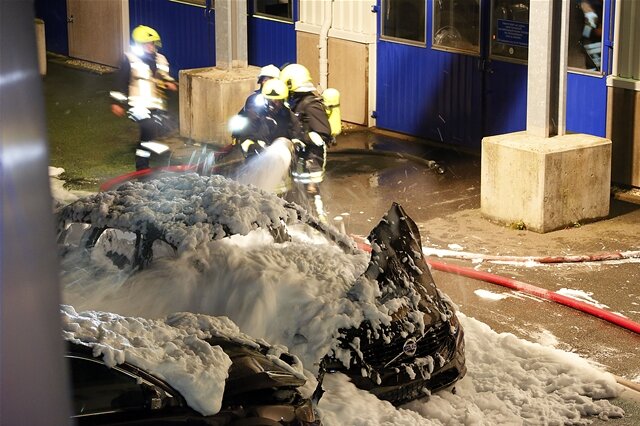 <p>
	Ein Feuer im Autohaus Liebhaber im Chemnitz-Center hat offenbar zehn Fahrzeuge zerstört. Das teilte die Feuerwehr am Mittwochmorgen mit.</p>
