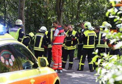 <p>
	Neben einem Notarzt rückten 22 Kameraden der Freiwilligen Feuerwehren Bernsdorf und Lichtenstein an, um den Opel und den Mann am Steuer zu bergen.</p>
