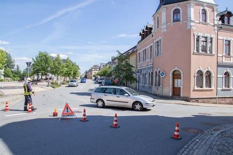 <p>
	Die Zwönitzer Straße blieb für mehr als eine Stunde lang gesperrt. Die Polizei ermittelt zur Unfallursache.</p>
