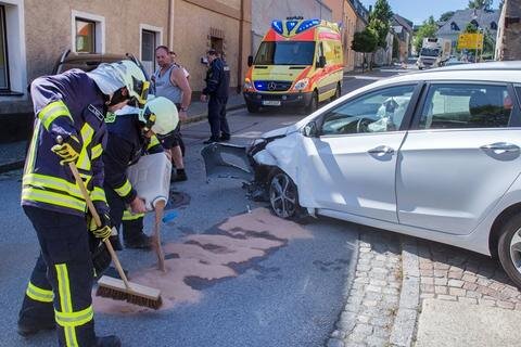 <p>
	Drei Menschen sind am Freitagnachmittag bei einem Unfall auf der Zwönitzer Straße in Elterlein verletzt worden.&nbsp;</p>
