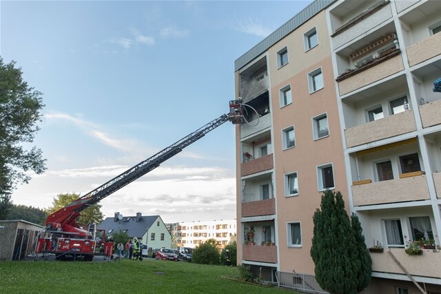 <p>
	Auf einem Balkon an der Feldstraße in Ehrenfriedersdorf ist am Freitagabend ein Feuer ausgebrochen.</p>
