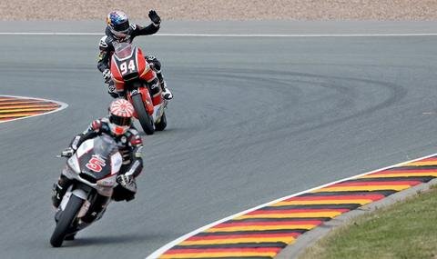 <p>Der deutsche Moto2-Fahrer Jonas Folger vom AGR Team winkt während des Qualifyings den Zuschauern zu.</p>
