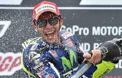 <p>Der italienische MotoGP-Fahrer Valentino Rossi vom Movistar Yamaha MotoGP Team freut sich über seinen dritten Platz.</p>
