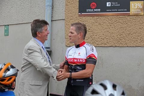 <p>
	Der stellvertretende Bürgermeister von Meerane Wolf-Dieter Stöckl gratuliert Dirk Dießel, Vorsitzender des Meeraner Radsportvereins &quot;Steile Wand&quot;.</p>

