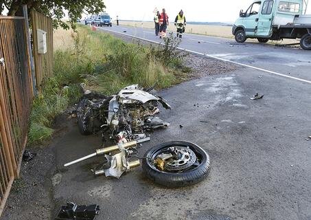 <p>
	Wie die Polizei am Freitag mitteilte, stieß der 37-Jährige mit seiner Honda mit einem Iveco-Transporter zusammen.</p>
