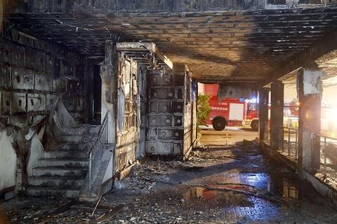 <p>
	Die Flammen griffen auf die Gebäudefassade und die Einfahrt zu einer Tiefgarage über.</p>
