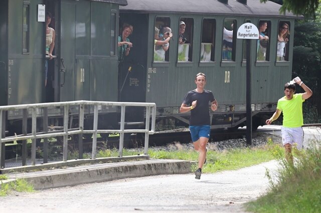 <p>
	Die Sportler mussten entlang der Bahnstrecke im Preßnitztal auf Waldwegen gegen den dampflokbetriebenen Zug laufen, der jedoch auf seiner Strecke fahrplanmäßig an fünf Haltepunkten stoppen musste und den Läufer so die Möglichkeit gab, aufzuholen beziehungsweise den Vorsprung auszubauen.</p>
