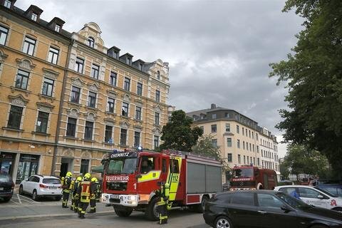 <p>
	Insgesamt wurden in dem Haus am Wilhelm-Külz-Platz, in dem im Erdgeschoss ein griechisches Restaurant betrieben wird, 23 Menschen in Sicherheit gebracht, sagte ein Polizeisprecher am Montagmorgen.</p>
