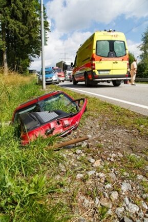 <p>
	Der Peugeot-Fahrer wurde schwer verletzt in ein Krankenhaus gebracht. Seine 78-jährige Beifahrerin erlitt leichte Verletzungen. </p>
