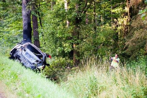 <p>
	Am Dienstagfrüh krachte ein Chevrolet auf der B180 bei Hohenstein-Ernstthal kurz nach einer Linkskurve aus bisher ungeklärter Ursache gegen einen Baum.</p>
