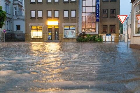 <p>
	In der Auer Innenstadt stand die Bahnhofstraße unter Wasser.</p>
