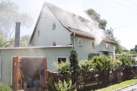 <p>
	In einem Einfamilienhaus im Chemnitzer Stadtteil Adelsberg ist am Sonntagnachmittag ein Brand ausgebrochen.</p>
