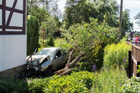 <p>
	Der 20-Jährige kam mit seinem Renault in einer Kurve auf der Annaberger Straße in Richtung Scheibenberg von der Fahrbahn ab, durchbrach einen Gartenzaun, verwüstete einen Garten, fällte einen Baum und prallte anschließend gegen eine Hausmauer.&nbsp;</p>
<p>
	&nbsp;</p>
