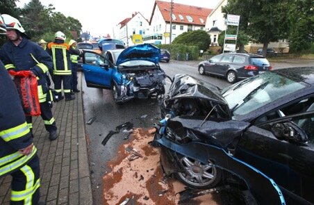 <p>
	Die Fahrerin eines Skoda, die gegen 16.45 Uhr aus Richtung Grüna gekommen war, hatte wegen gesundheitlicher Probleme die Kontrolle über ihr Fahrzeug verloren, streifte in der Folge ein Auto und stieß schließlich frontal mit einem ihr entgegenkommenden Renault zusammen.</p>

