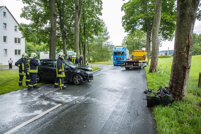 <p>
	Bei dem Unfall lief Betriebsmittel aus dem Fahrzeug. Daher verständigte man die Feuerwehr Ehrenfriedersdorf.</p>
