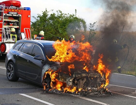 <p>
	Ein Opel ist am frühen Dienstagmorgen auf der A4 in Höhe der Autobahnabfahrt Hohenstein-Ernstthal aus bislang unbekannter Ursache in Flammen aufgegangen.</p>
