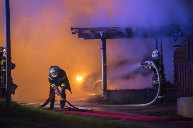 <p>
	In der Nacht zum Freitag haben Feuerwehrkräfte auf der August-Bebel-Straße in Crottendorf einen Brand gelöscht.</p>
