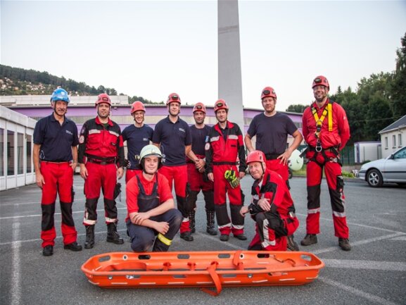 <p>
	Der Höhenrettungsdienst ASZ besteht aus den Feuerwehren Aue, Schneeberg, Bad Schlema, Albernau, Lichtenau. Insgesamt 16 Mann, eine handverlesene Truppe.</p>
