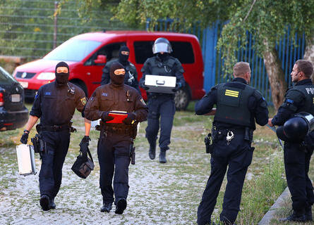 <p>
	Mit 80 Polizisten und drei Drogenspürhunden ist am Donnerstagfrüh das Asylbewerberheim in Werdau durchsucht worden.</p>
<p>
	&nbsp;</p>
