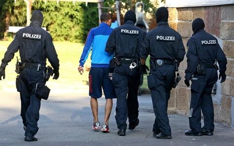 <p>
	In der Einrichtung leben derzeit rund 170 allein reisende Männer. Im Zuge der aktuellen Ermittlungen wurde am Donnerstag auch eine Wohnung von Asylbewerbern in Glauchau durchsucht.</p>
