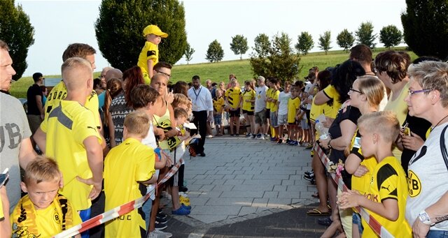 <p>
	Mehrere Hundert Fans haben den Fußballern von Borussia Dortmund am Samstagabend einen begeisternden Empfang in Warmbad bereitet.</p>
