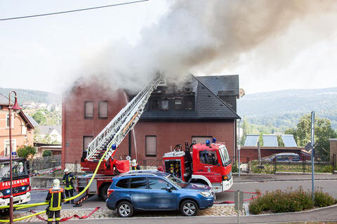 <p>
	Ersten Angaben der Polizei zufolge stand bei Eintreffen der Feuerwehr der Dachstuhl breits in Flammen.</p>
