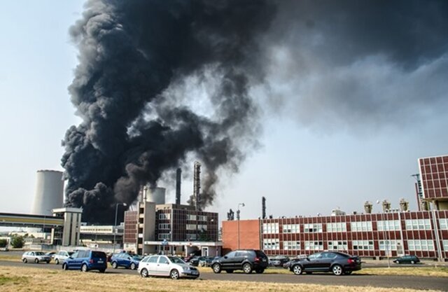 <p>
	Ein Großbrand in einem Chemiewerk im grenznahen tschechischen Ort Litvinov hat am Donnerstag für Umwelt-Alarm in Teilen des Erzgebirges gesorgt.</p>
