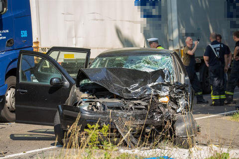 <p>
	Ein schwerer Verkehrsunfall hat sich am Freitag auf der B 101 in Pockau in Richtung Heinzebank ereignet. Ein VW krachte dort frontal in einen Sattelzug.</p>
