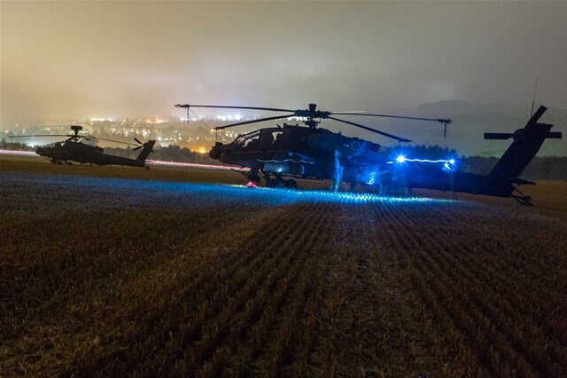 <p>
	Nachdem bereits am Mittwochnachmittag die Piloten zweier US-Militärhubschrauber nahe Dresden notlanden mussten, legten sie am Abend erneut einen ungeplanten Zwischenstopp ein - auf einem Feld in Zwönitz.</p>
