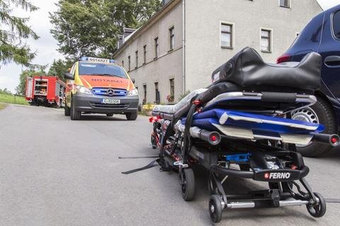 <p>
	Der Arbeiter wurde schwer verletzt in ein Krankenhaus eingeliefert. Neben Notärzten und einer Rettungswagenbesatzung waren Kameraden der Freiwilligen Feuerwehren aus Hammerunterwiesental und Oberwiesental im Einsatz.</p>
