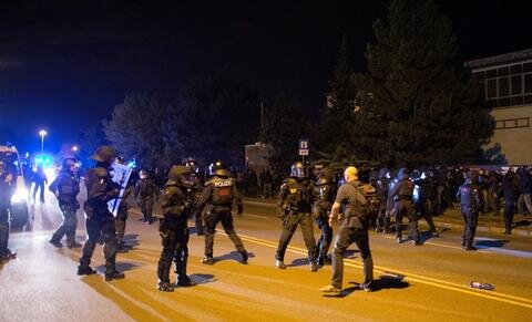 <p>
	Linke Demonstranten und die Polizei trafen am Sonntag in Heidenau aufeinander.</p>
