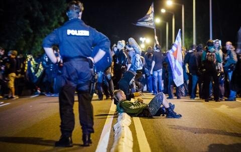 <p>
	Die linken Demonstranten hielten sich am&nbsp; vor dem ehemaligen Praktiker-Baumarkt in Heidenau auf der Straße auf.</p>
