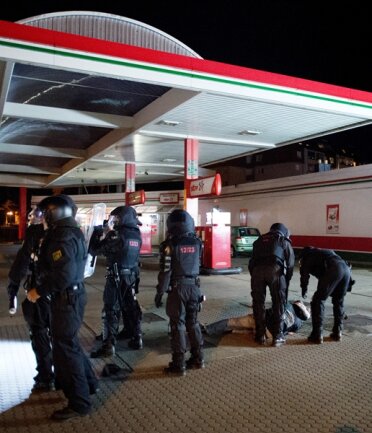 <p>
	Ein verletzter Mann, der an einer Tankstelle in Heidenau von linken Demonstranten angegriffen wurde, liegt umringt von Polizisten am Boden.</p>
