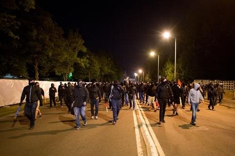 <p>
	Vermummte linke Demonstranten trafen auf der Straße vor der neuen Notunterkunft für Flüchtlinge ein.</p>

