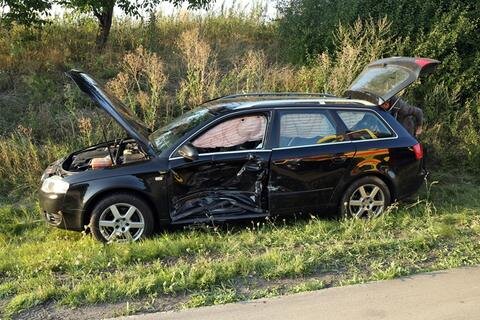<p>
	Wie die Polizei am Montag mitteilte, fuhr ein 63-Jähriger mit seinem VW auf einen verkehrsbedingt bremsenden Opel auf.</p>
