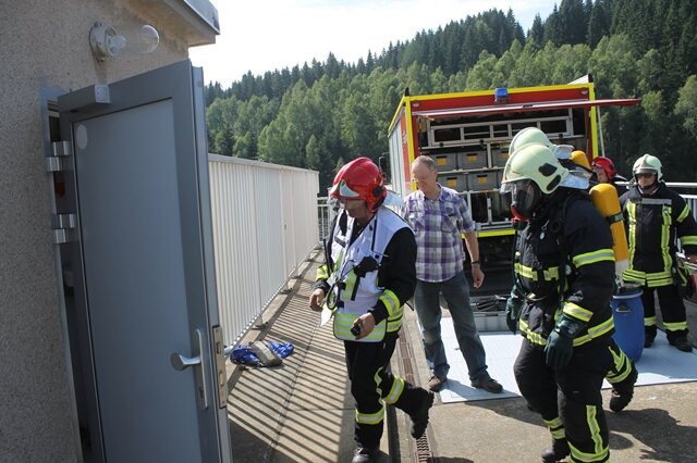 <p>
	Die Feuerwehr in Schönheide ist am Montag zu einem Einsatz auf die Vorsperrenmauer Schönheiderhammer der Talsperre Eibenstock gerufen worden.</p>

