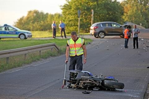 <p>
	Ein 31 Jahre alter Motorradfahrer ist am Mittwochabend bei Crimmitschau tödlich verunglückt, weil ein Autofahrer ihm die Vorfahrt genommen hat.&nbsp;</p>
