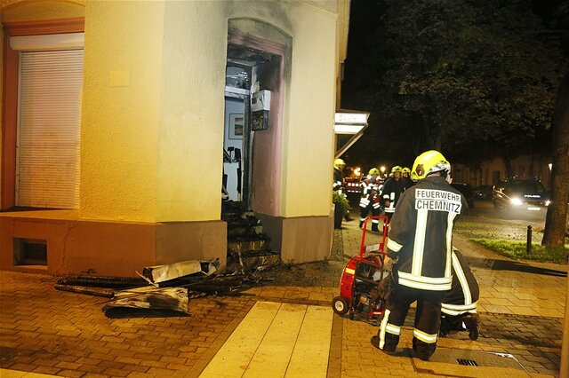 <p>
	Die Eingangstür des Thor-Steinar-Ladens an der Mühlenstraße wurde letzte Nacht in Brand gesetzt.</p>

