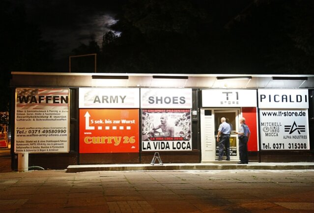 <p>
	Neben dem Waffen-Army-Shoes-Geschäft an der Theaterstraße brannte zudem ein Container .</p>
