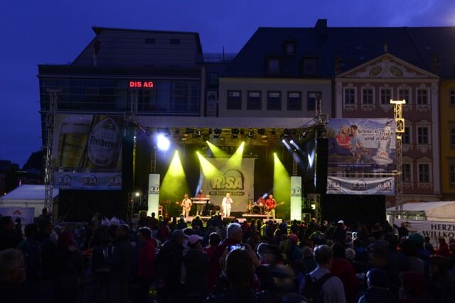 <p>
	Pünktlich zum traditionellen Bierfassanstich mit Oberbürgermeisterin Barbara Ludwig (SPD) auf dem Markt hatte der Regen schließlich aufgehört.</p>
<p>
	&nbsp;</p>
