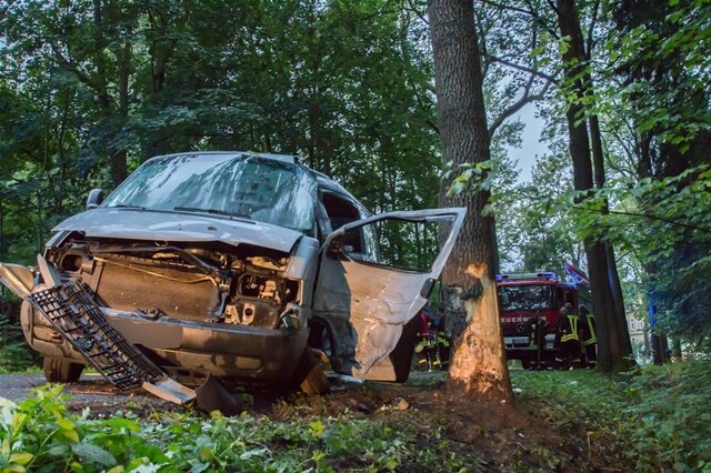 <p>
	Wie die Polizei mitteilte, war der Mann mit seinem Kleinbus zwischen Zschopau und Gelenau nach einer Kurve von der Staatsstraße 231 abgekommen und gegen einen Baum gefahren.</p>
