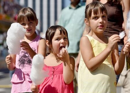 <p>
	Bis Sonntag werden auf dem Volksfest bis zu 250.000 Besucher erwartet. Shana, Janka und Tessa (v.l.n.r.) ließen sich am Samstag Zuckerwatte schmecken.</p>
