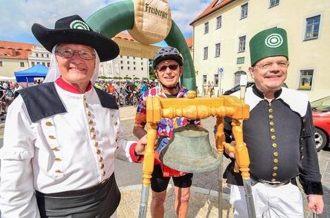 <p>
	Der älteste Teilnehmer Rolf Börner (76) mit Mitgliedern der Historischen Freiberger Berg- und Hüttenknappschaft, die den Wettbewerb wie jedes Jahr 15 Uhr ein- und 18 Uhr wieder ausläuteten.</p>
