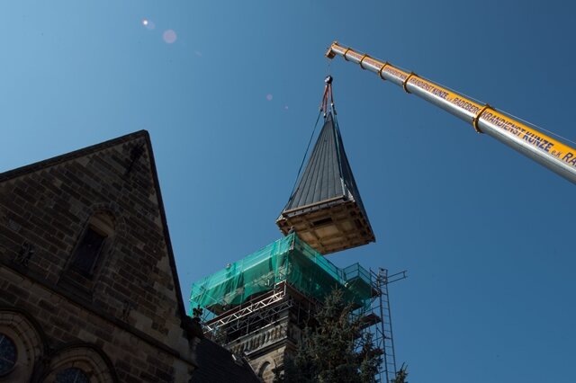<p>
	Die Kirche in Großdobritz bei Meißen bekommt ihre von einem Tornado im Jahr 2002 heruntergerissene Kirchturmspitze zurück.</p>
