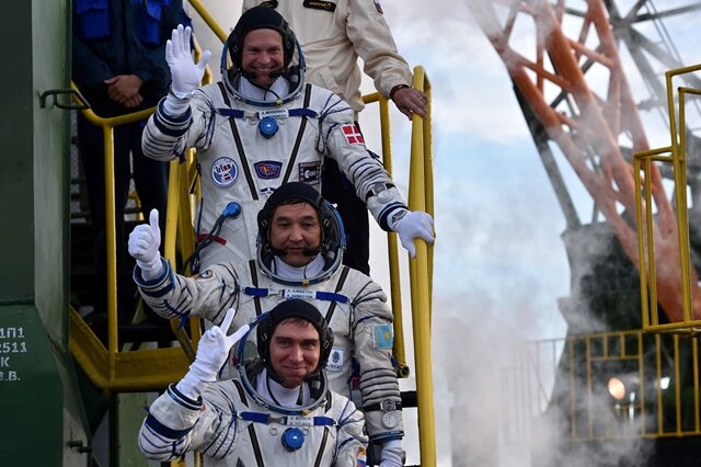 <p>
	Die drei Astronauten kurz vor dem Start in Baikonour.</p>
