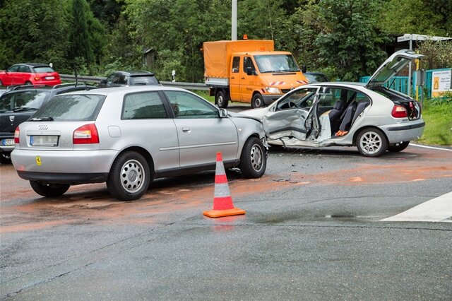 <p>
	Ein Unfall hat heute am frühen Nachmittag den Verkehr auf der Zschopautalkreuzung zwischen Schönfeld und Annaberg-Buchholz lahmgelegt.&nbsp;</p>
