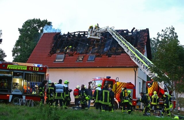 <p>
	Aus bislang unbekannter Ursache ist am Montagabend &quot;Am Park&quot; in Bernsdorf ein Feuer in einem Wohnhaus ausgebrochen.</p>
